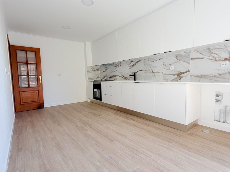 T3 Totalmente Remodelado | 143 m² | Arrecadação 20 m² | Lareira | Pinhal Novo